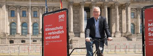 Klaus Mindrup auf dem Fahrrad vorm Reichstagsgebäude