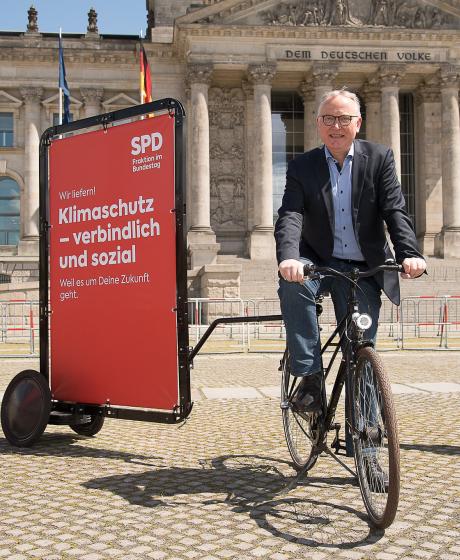 Klaus Mindrup auf dem Fahrrad vorm Reichstagsgebäude