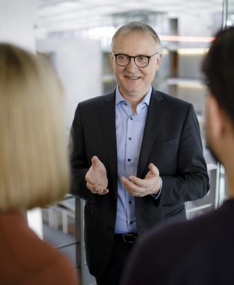 Klaus Mindrup im Gespräch mit Paar 