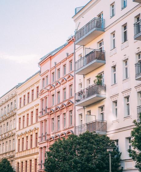 Bild einer Häuserfront im Prenzlauer Berg