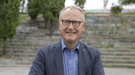 Klaus Mindrup mit Fahrrad im Mauerpark