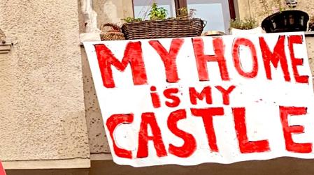 Haus mit einem Transparent mit der Aufschrift "My home is my castle"