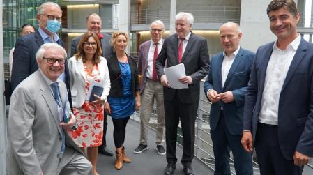 Foto der Übergabe des Forderungsschreibens der Parlamentariergruppe 