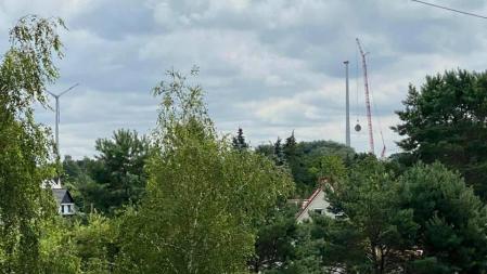 In der Nachbarschaft von Pankow wird ein Windrad fertig gestellt