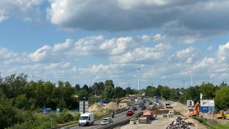 Windräder in Pankow an der Autobahn