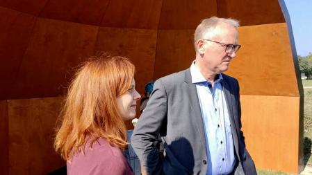 Klaus steht in der Schallschutzmuschel 