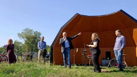 Klaus steht in der Schallschutzmuschel 