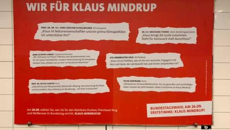 Großplakat mit Zitaten an der S-bahn 