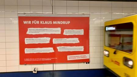 Großplakat mit Zitaten an der S-bahn 
