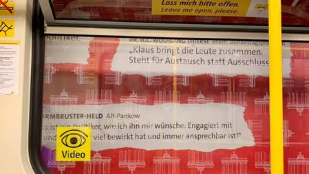 Großplakat mit Zitaten an der S-bahn 