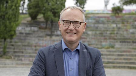 Klaus Mindrup mit Fahrrad im Mauerpark