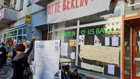 Hauswand mit Transparenten und Plakaten zum Erhalt des Hauses in der Chriner Straße