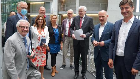 Foto der Übergabe des Forderungsschreibens der Parlamentariergruppe